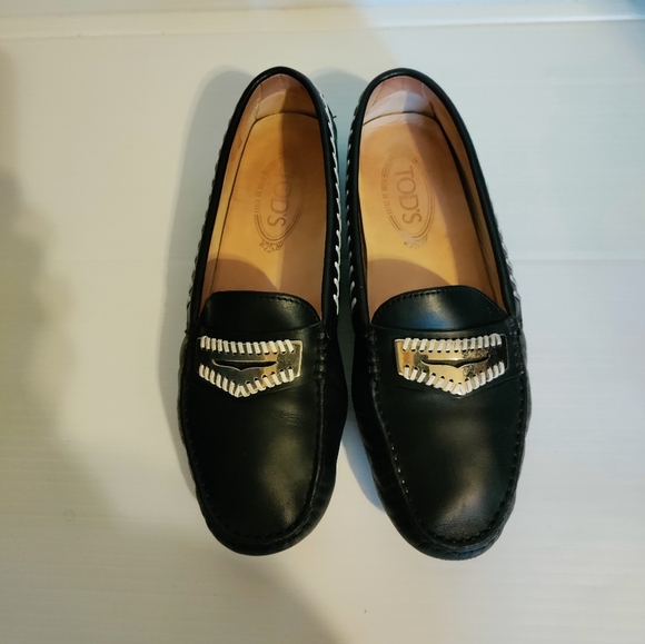 TOD'S Black  LEATHER LOAFERS WITH METAL APPLICATION AND NUBBED RUBBER SOLE 39 - Picture 1 of 14